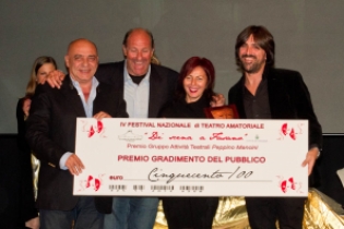 Bruno Perrone in rappresentanza del Piccolo Teatro di Terracina ritira il premio